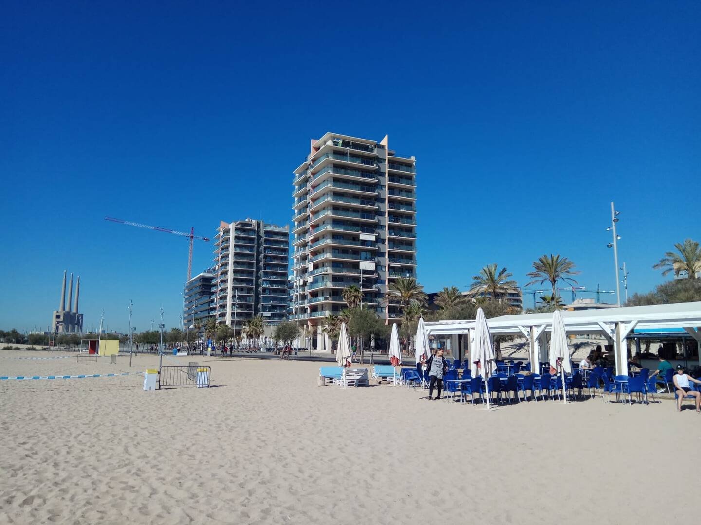 Vista de la playa de departamento moderno